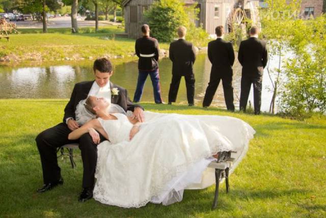 when_groomsmen_and_bridesmaids_took_wedding_photos_to_a__025