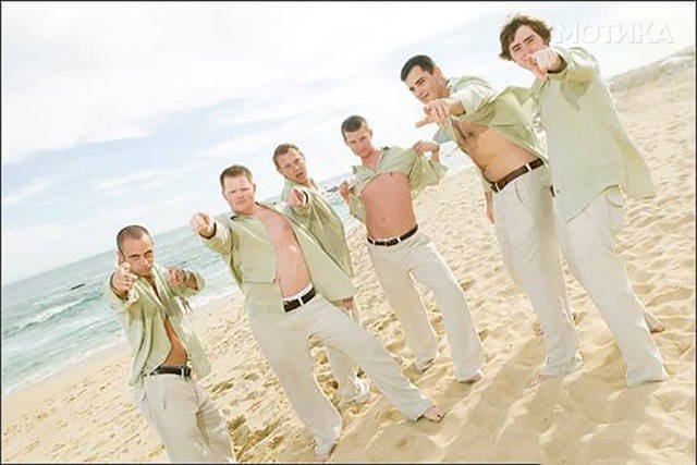 when_groomsmen_and_bridesmaids_took_wedding_photos_to_a__026