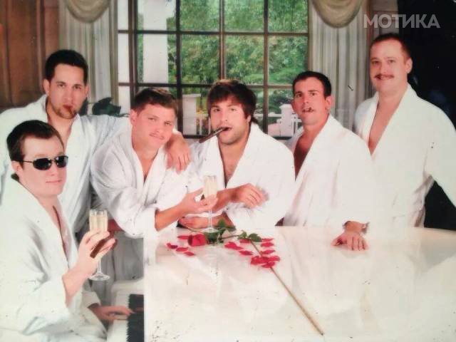 when_groomsmen_and_bridesmaids_took_wedding_photos_to_a__027