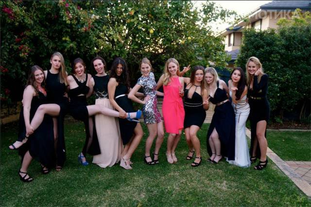 when_groomsmen_and_bridesmaids_took_wedding_photos_to_a__028