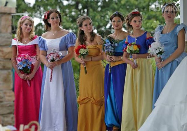 when_groomsmen_and_bridesmaids_took_wedding_photos_to_a__029