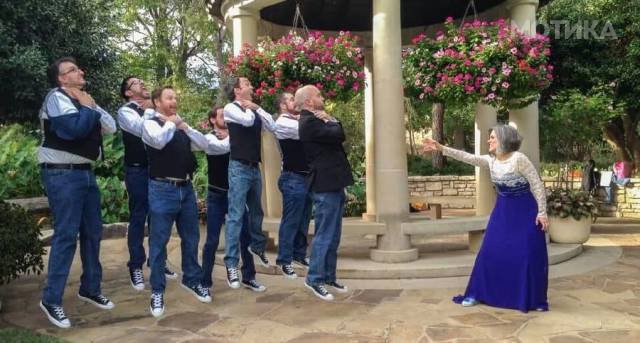 when_groomsmen_and_bridesmaids_took_wedding_photos_to_a__030
