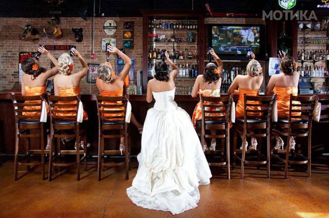 when_groomsmen_and_bridesmaids_took_wedding_photos_to_a__032