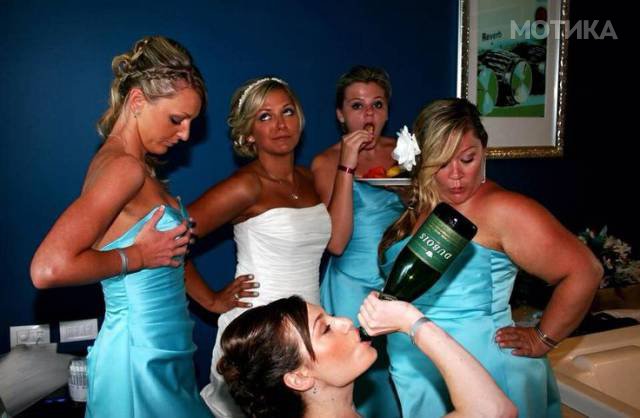 when_groomsmen_and_bridesmaids_took_wedding_photos_to_a__036