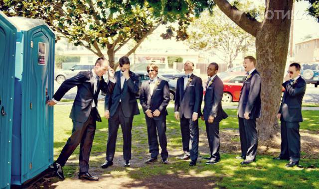 when_groomsmen_and_bridesmaids_took_wedding_photos_to_a__037
