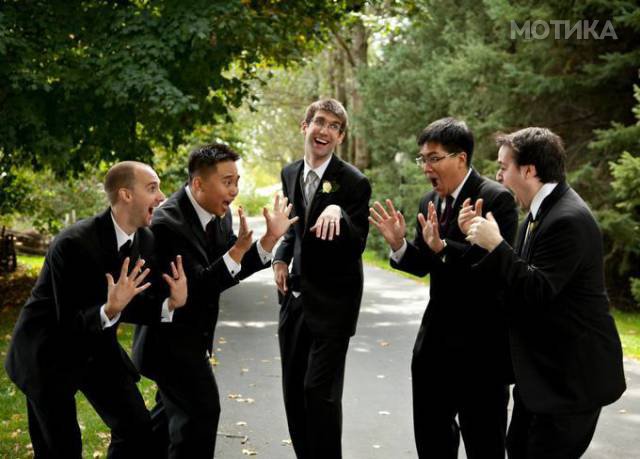 when_groomsmen_and_bridesmaids_took_wedding_photos_to_a__038