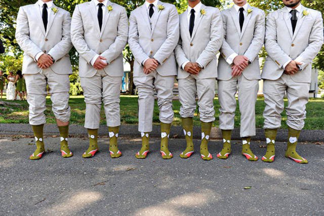 when_groomsmen_and_bridesmaids_took_wedding_photos_to_a__039