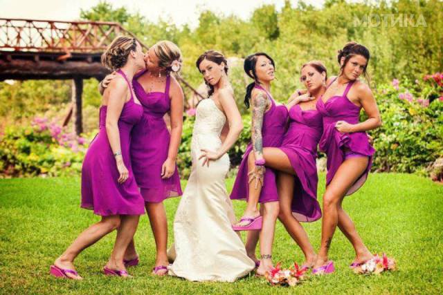 when_groomsmen_and_bridesmaids_took_wedding_photos_to_a__040