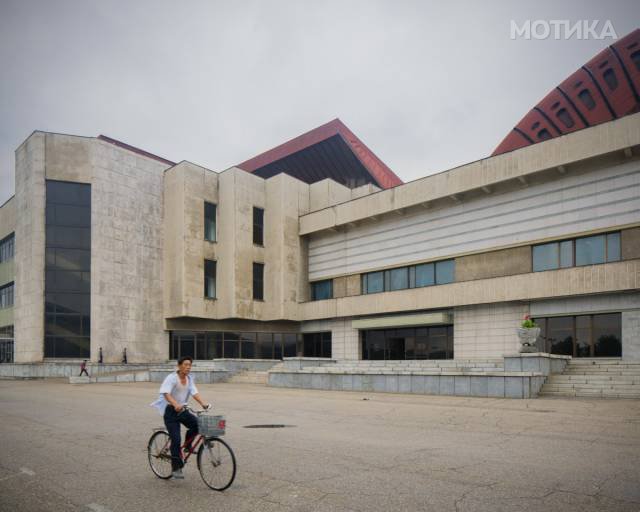 fascinating_photos_from_architecture_tour_of_north_koreas_capital_pyongyang_640_01