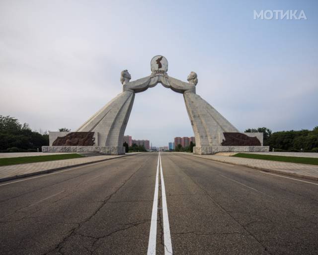 fascinating_photos_from_architecture_tour_of_north_koreas_capital_pyongyang_640_04