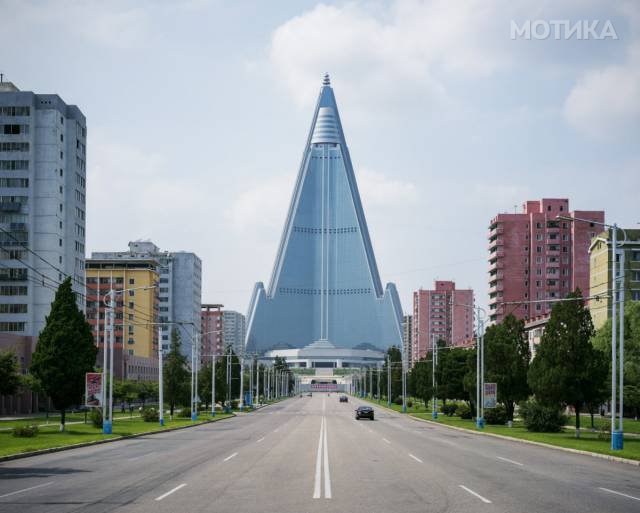 fascinating_photos_from_architecture_tour_of_north_koreas_capital_pyongyang_640_05