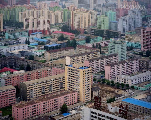 fascinating_photos_from_architecture_tour_of_north_koreas_capital_pyongyang_640_06