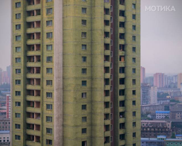 fascinating_photos_from_architecture_tour_of_north_koreas_capital_pyongyang_640_07