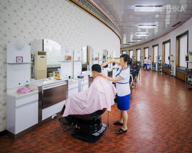fascinating_photos_from_architecture_tour_of_north_koreas_capital_pyongyang_640_16