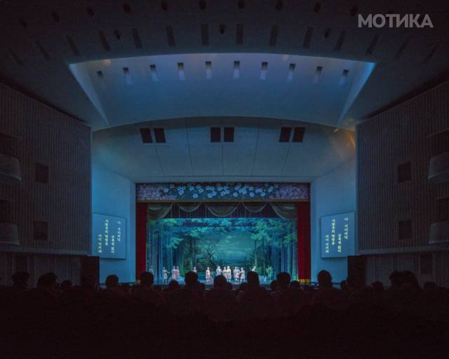 fascinating_photos_from_architecture_tour_of_north_koreas_capital_pyongyang_640_17