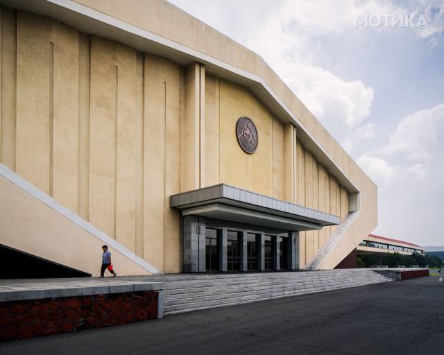 fascinating_photos_from_architecture_tour_of_north_koreas_capital_pyongyang_640_18