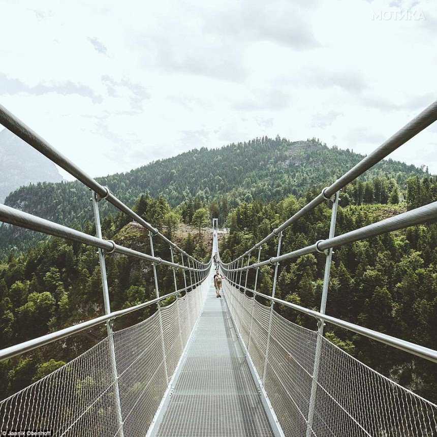 381ece4400000578-3781640-walking_on_austria_s_longest_swing_bridge-a-12_1473926872174