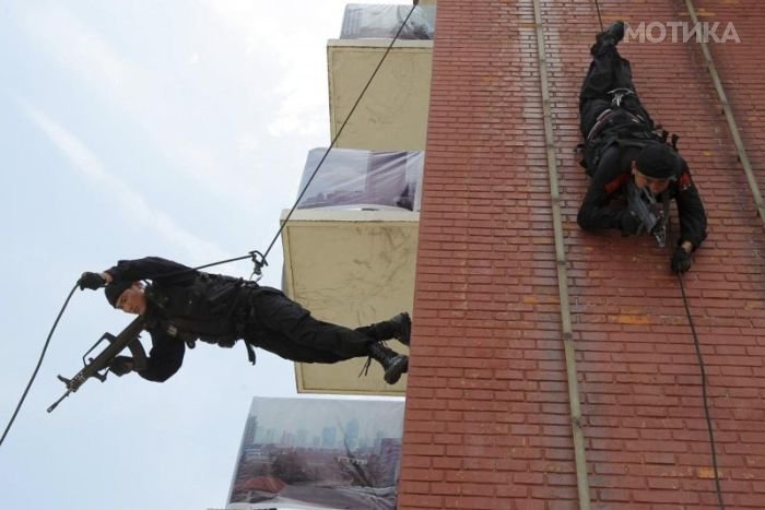 Paramilitary policemen rappel down a building as they take part in an anti-terrorism drill in Shanghai