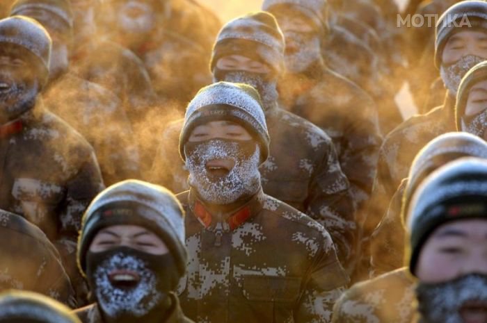 Paramilitary policemen take part in a winter training in Shenyang