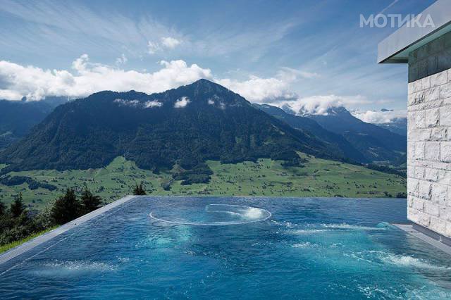 this_gorgeous_infinity_pool_in_the_swiss_alps_is_dubbed_the_stairway_to_heaven_640_07