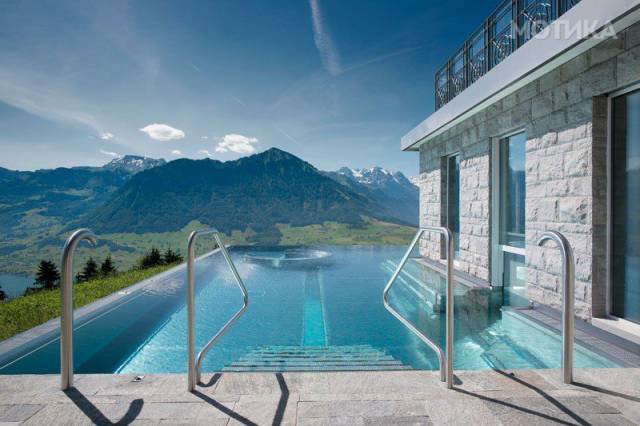 this_gorgeous_infinity_pool_in_the_swiss_alps_is_dubbed_the_stairway_to_heaven_640_09