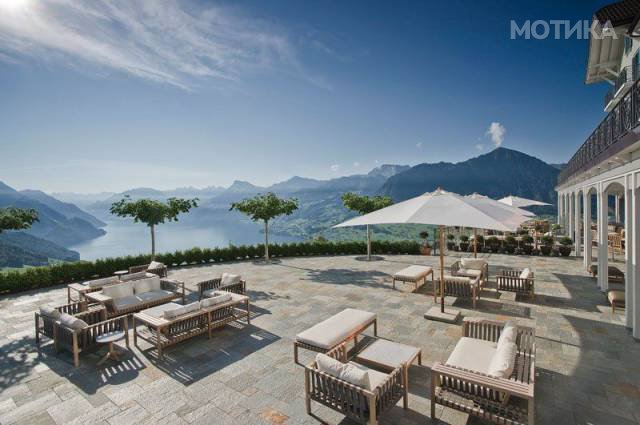 this_gorgeous_infinity_pool_in_the_swiss_alps_is_dubbed_the_stairway_to_heaven_640_13