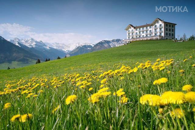 this_gorgeous_infinity_pool_in_the_swiss_alps_is_dubbed_the_stairway_to_heaven_640_16