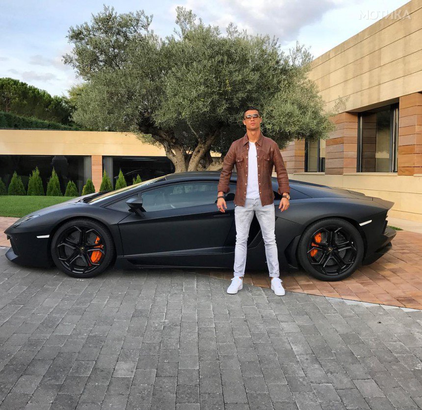 ronaldo_publica_foto_com_lamborghini_e_vira_22meme22_para_todos_os_gostos_e_feitios_1_0