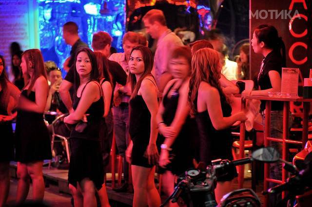 thailand_prostitutes_put_on_their_mourning_clothes_640_02