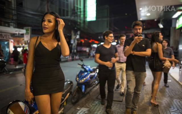thailand_prostitutes_put_on_their_mourning_clothes_640_03