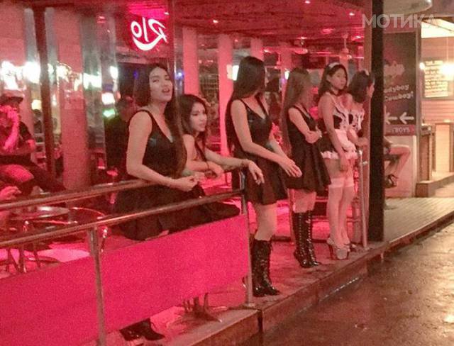 thailand_prostitutes_put_on_their_mourning_clothes_640_05