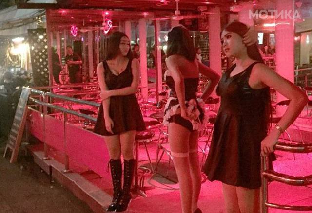 thailand_prostitutes_put_on_their_mourning_clothes_640_06
