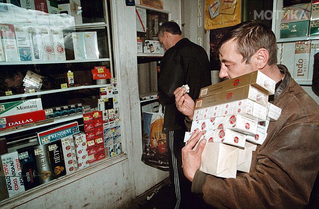 RUSSIA-CUSTOMER-CIGARETTES