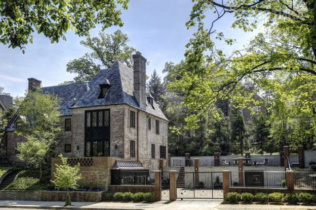 obama_familys_new_home_not_white_house_but_still_very_classy_640_05