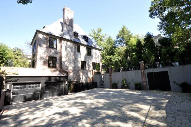 obama_familys_new_home_not_white_house_but_still_very_classy_640_07