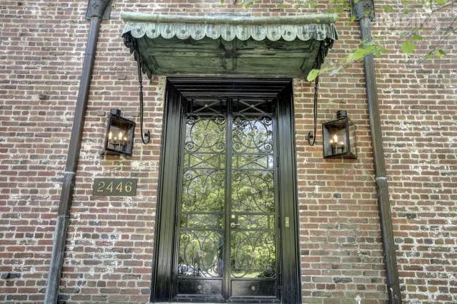 obama_familys_new_home_not_white_house_but_still_very_classy_640_09