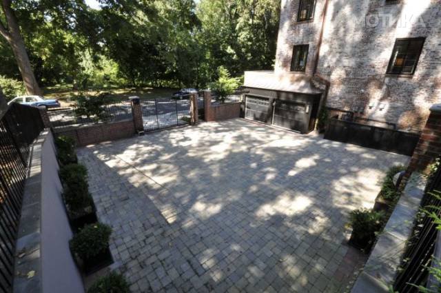 obama_familys_new_home_not_white_house_but_still_very_classy_640_22