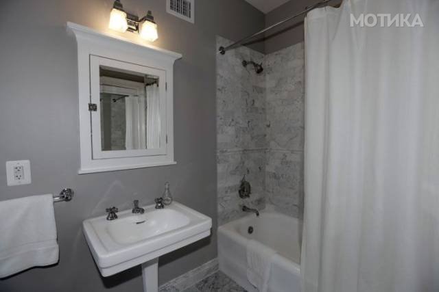 obama_familys_new_home_not_white_house_but_still_very_classy_640_28
