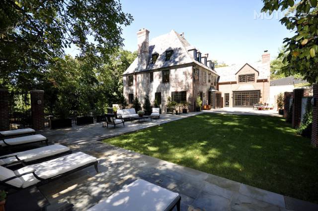 obama_familys_new_home_not_white_house_but_still_very_classy_640_43