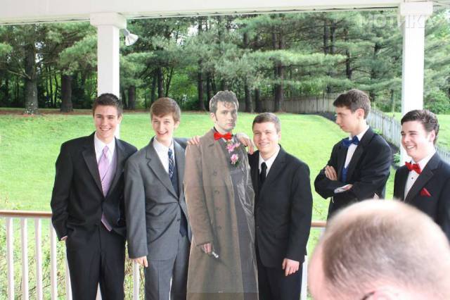 when_you_have_nobody_to_take_as_a_date_for_your_prom_be_creative_640_03