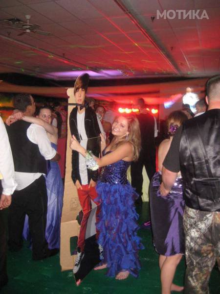 when_you_have_nobody_to_take_as_a_date_for_your_prom_be_creative_640_10