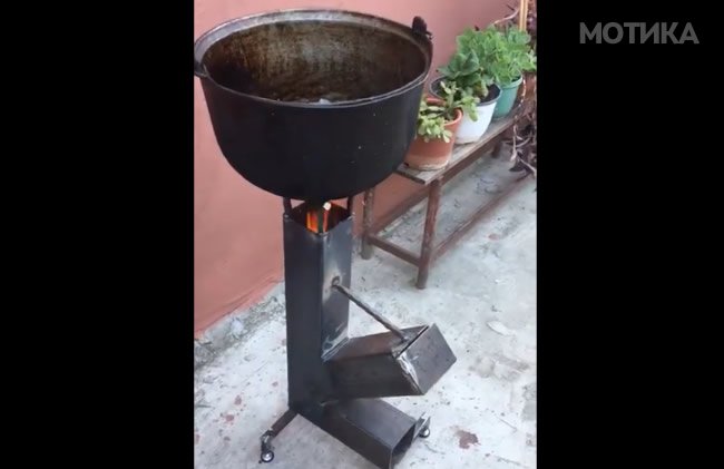 Направете си мал шпорет на дрва на принципот на ракетен погон во дворот ...