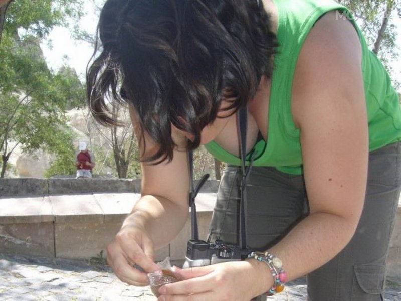 zhenshina-nagnulas-i-zametili-ee-grud